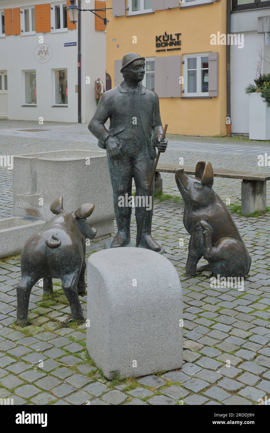 Sculptures au Schweinchenbrunnen avec des figures de cochon et l'homme, Wätteplatz, Günzburg, Bavière, Allemagne Banque D'Images