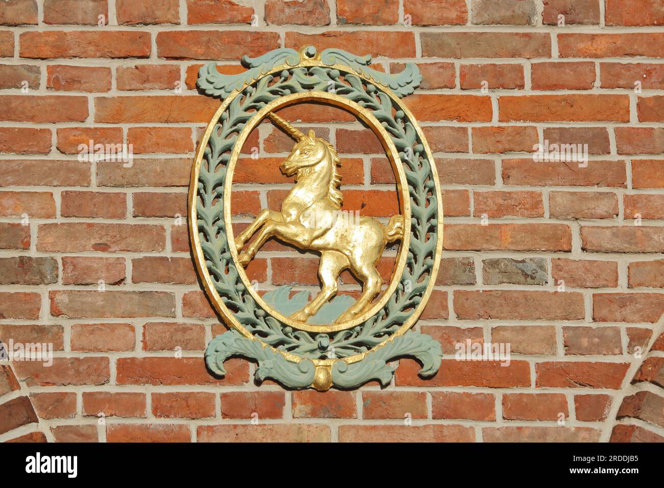 licorne dorée comme armoiries de la ville sur le centre communautaire de Schranne, Giengen an der Brenz, Souabe Alb, Bade-Württemberg, Allemagne Banque D'Images