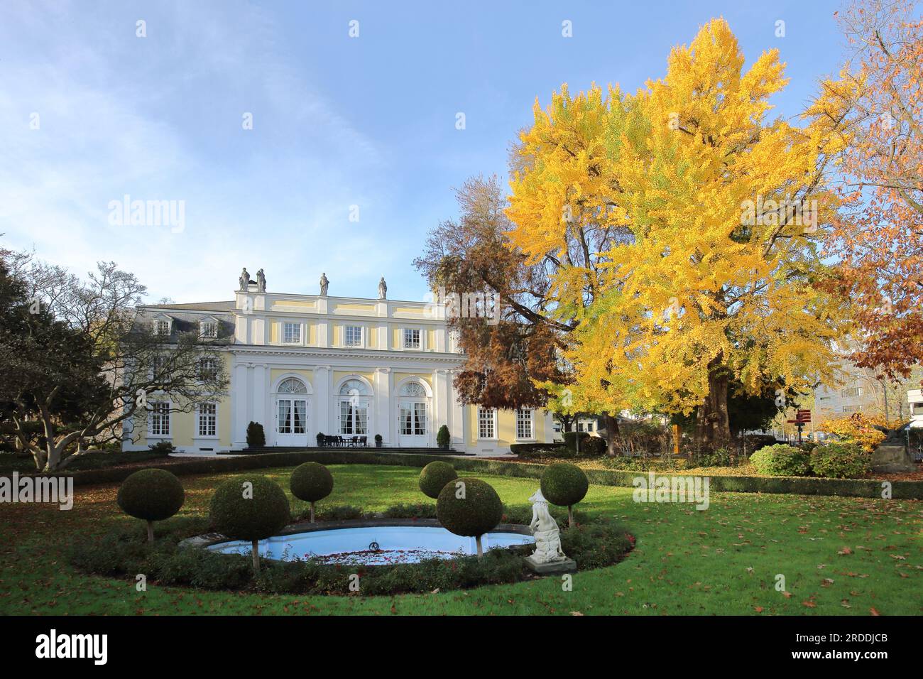 Villa néoclassique Redoute avec jardin et fontaine en automne, Bad Godesberg, Bonn, Rhénanie du Nord-Westphalie, Allemagne Banque D'Images