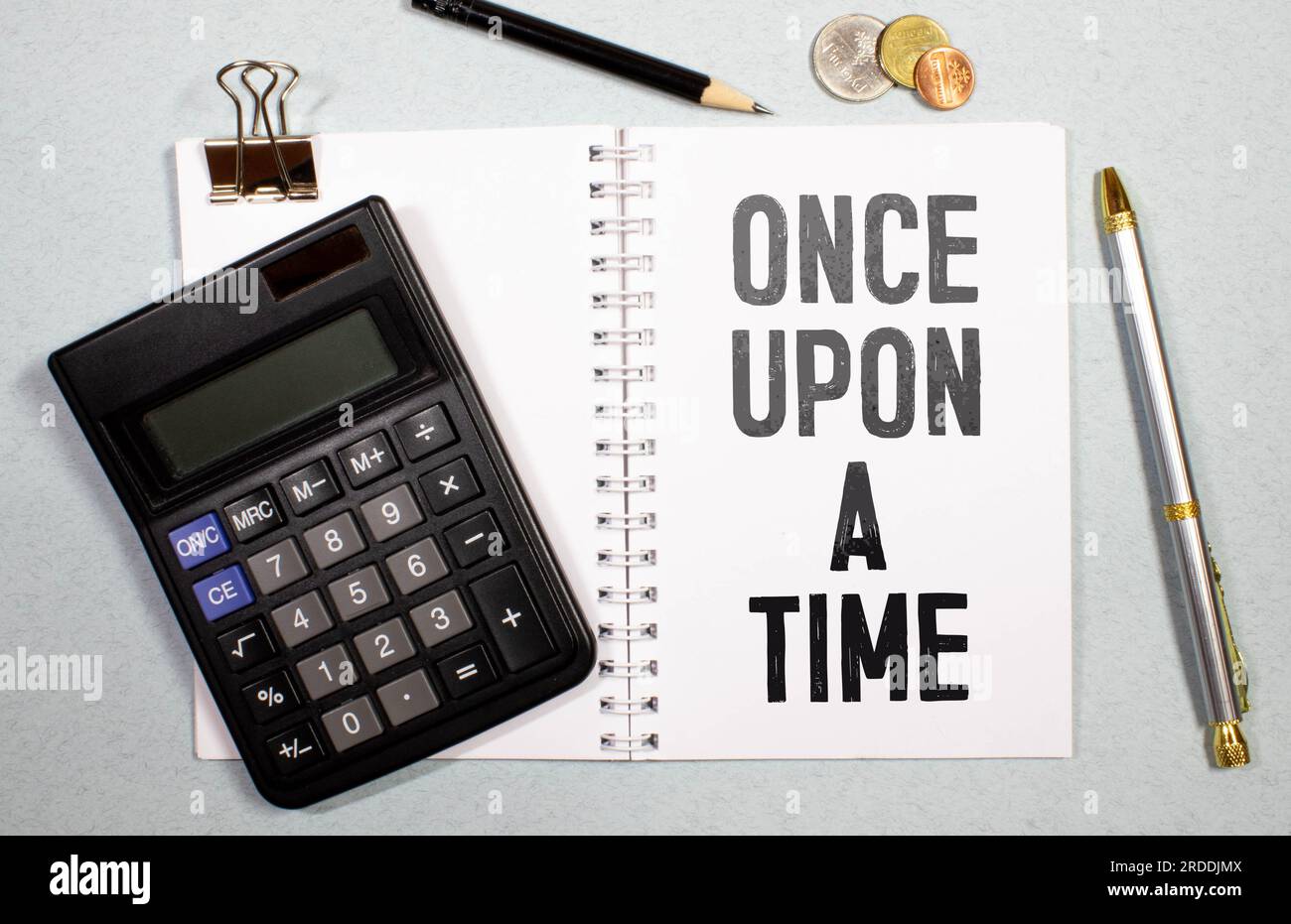 il était une fois, texte sur papier blanc sur papier artisanal déchiré Banque D'Images