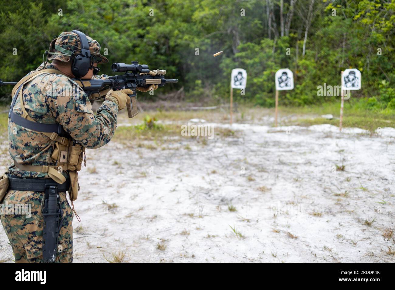 ÉTATS-UNIS Le Sgt Mark Rodriguez, chef d'escouade de la Fox Company, 2e Bataillon, 25e Régiment de Marines, effectue des exercices de recharge de vitesse tout en participant à la Jungle Amphibious Training School (JATS) pendant Tradewinds 2023 (TW23) au Jungle Area Training site, Guyana, le 18 juillet 2023. Tradewinds est un américain Exercice parrainé par le Commandement Sud visant à renforcer les partenariats et l’interopérabilité, à promouvoir les droits de la personne et à accroître la capacité de formation de tous les participants et leur capacité à atténuer, planifier et réagir aux crises et aux menaces à la sécurité. Rodriguez est originaire de South Hadley, Massachus Banque D'Images