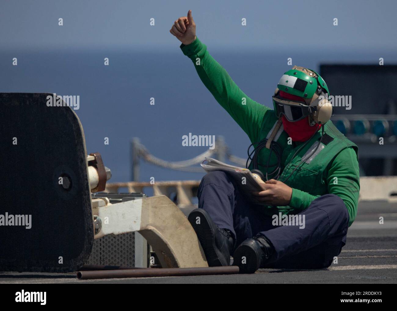 Aviation Boatswain's Mate (Equipment) 3rd Class Matheus Lopes, de Newark, New Jersey, affecté au département aérien du plus grand porte-avions du monde USS Gerald R. Ford (CVN 78), signale le lancement d'un avion sur le pont d'envol, le 19 juillet 2023. Gerald R. Ford est les États-Unis Le porte-avions le plus récent et le plus avancé de la Marine, représentant un bond générationnel aux États-Unis La capacité de la Marine à projeter de l’énergie à l’échelle mondiale. Le Gerald R. Ford Carrier Strike Group est en déploiement prévu aux États-Unis Marine Forces Europe zone d'opérations, employé par les États-Unis Sixième flotte pour défendre les États-Unis, alliés, et Banque D'Images