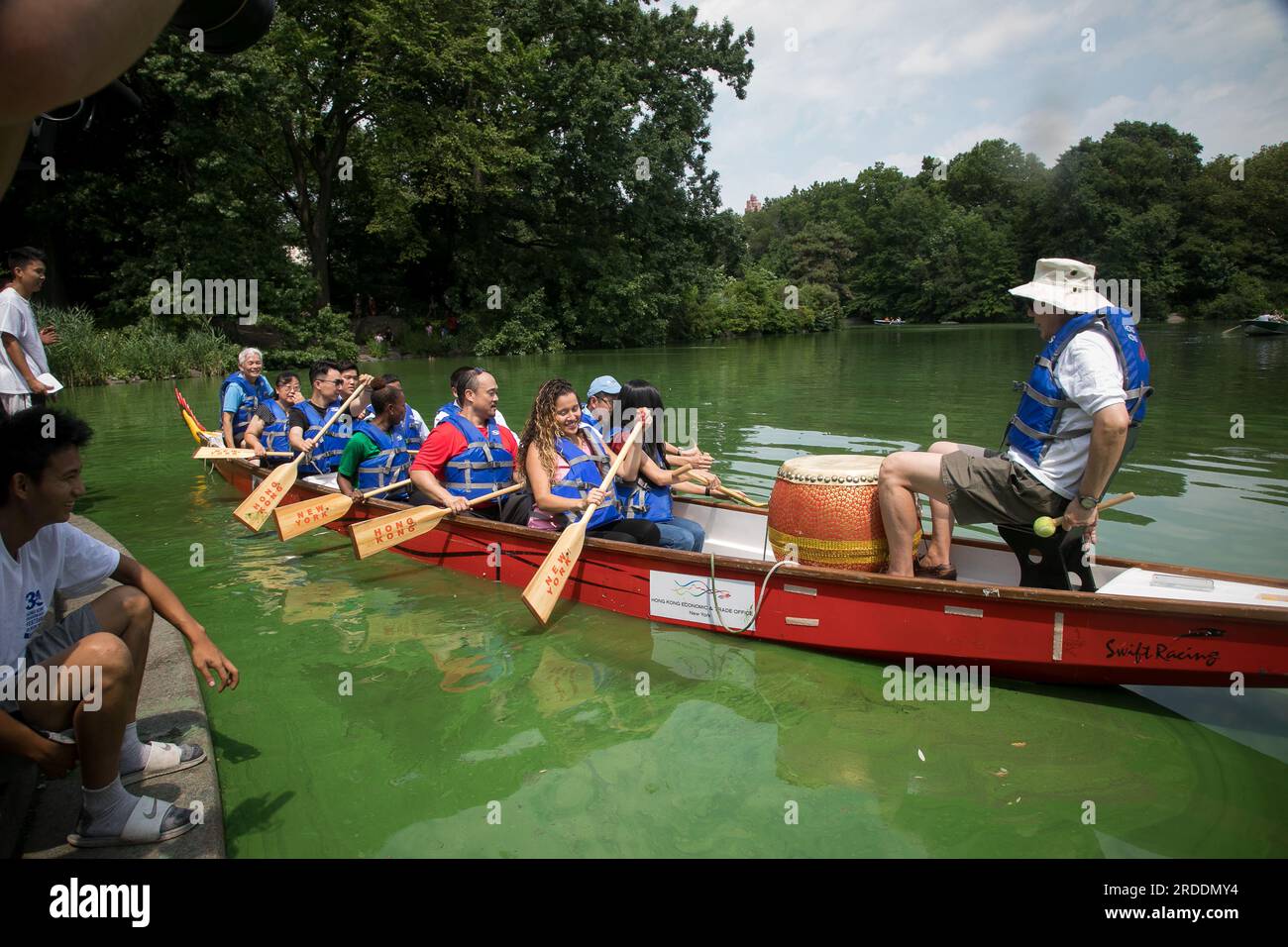 New York, États-Unis. 20 juillet 2023. Les gens prennent une promenade inaugurale lors d'une cérémonie de "dragons eye dotting" du Hong Kong Dragon Boat Festival à Central Park à New York, aux États-Unis, le 20 juillet 2023. Une cérémonie de « dragons eye dotting » a eu lieu jeudi à New York, aux États-Unis, en prélude au Festival des bateaux dragons de Hong Kong 2023, qui est prévu pour le mois prochain. Le « Eye dotting » est une tradition célébrée chaque année pour marquer le début de la saison de course et pour promouvoir la sécurité et la chance dans les prochains mois d'entraînement. Crédit : Michael Nagle/Xinhua/Alamy Live News Banque D'Images