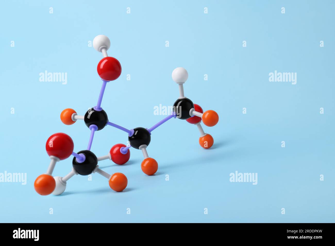 Molécule de sucre sur fond bleu clair, espace pour le texte. Modèle chimique Banque D'Images