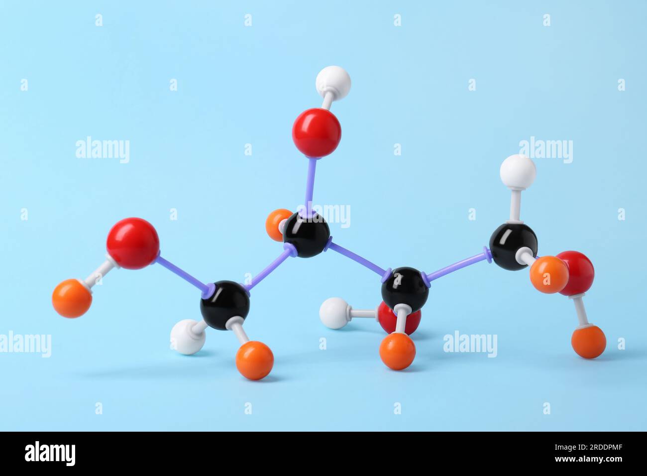 Molécule de sucre sur fond bleu clair. Modèle chimique Banque D'Images