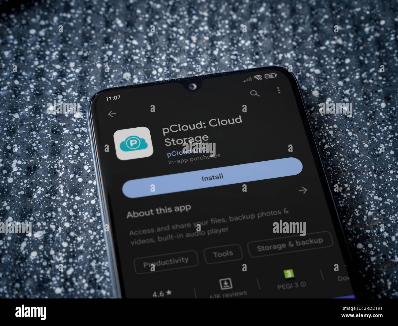 LOD, Israël - 16 juillet 2023 : page de jeu de l'application pCloud sur smartphone sur fond métallique. Gros plan vue de dessus à plat. Banque D'Images