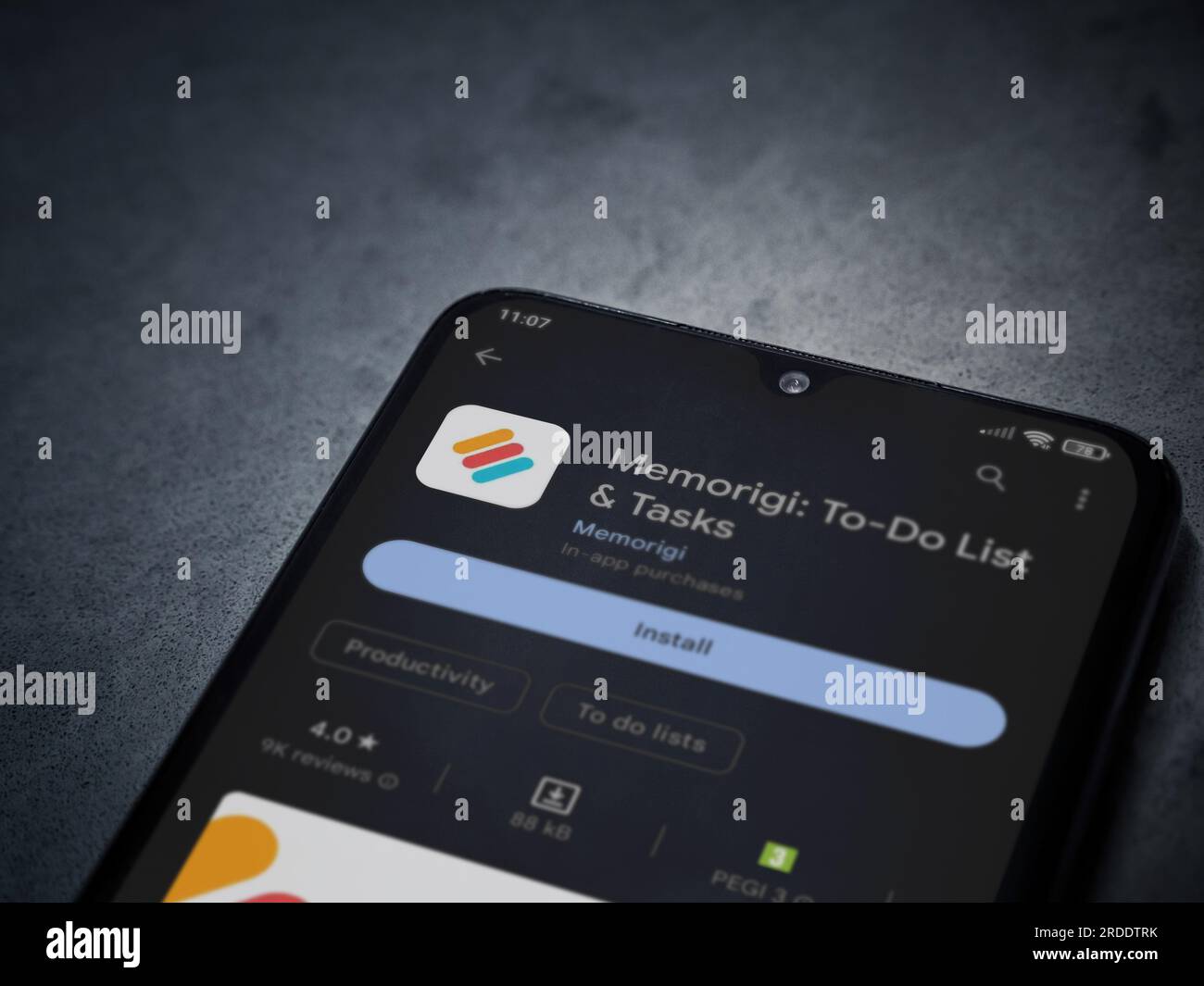 LOD, Israël - 16 juillet 2023 : page Memorigi app play store sur smartphone sur fond de pierre de marbre foncé. Vue de dessus à plat avec espace de copie. Banque D'Images