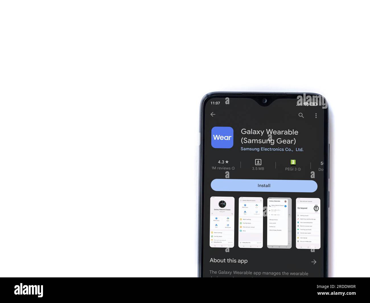 LOD, Israël - 16 juillet 2023 : Wear - Galaxy Wearable app play store page sur smartphone sur fond blanc. Vue de dessus à plat avec espace de copie. Banque D'Images
