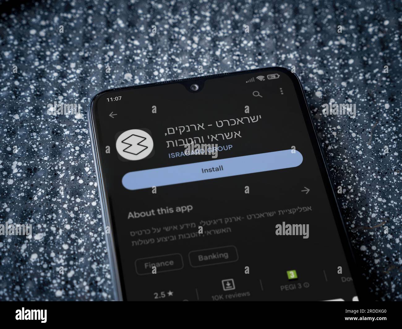 LOD, Israël - 16 juillet 2023 : page de jeu de l'application MetaMask sur smartphone sur fond blanc. Vue de dessus à plat avec espace de copie. Banque D'Images