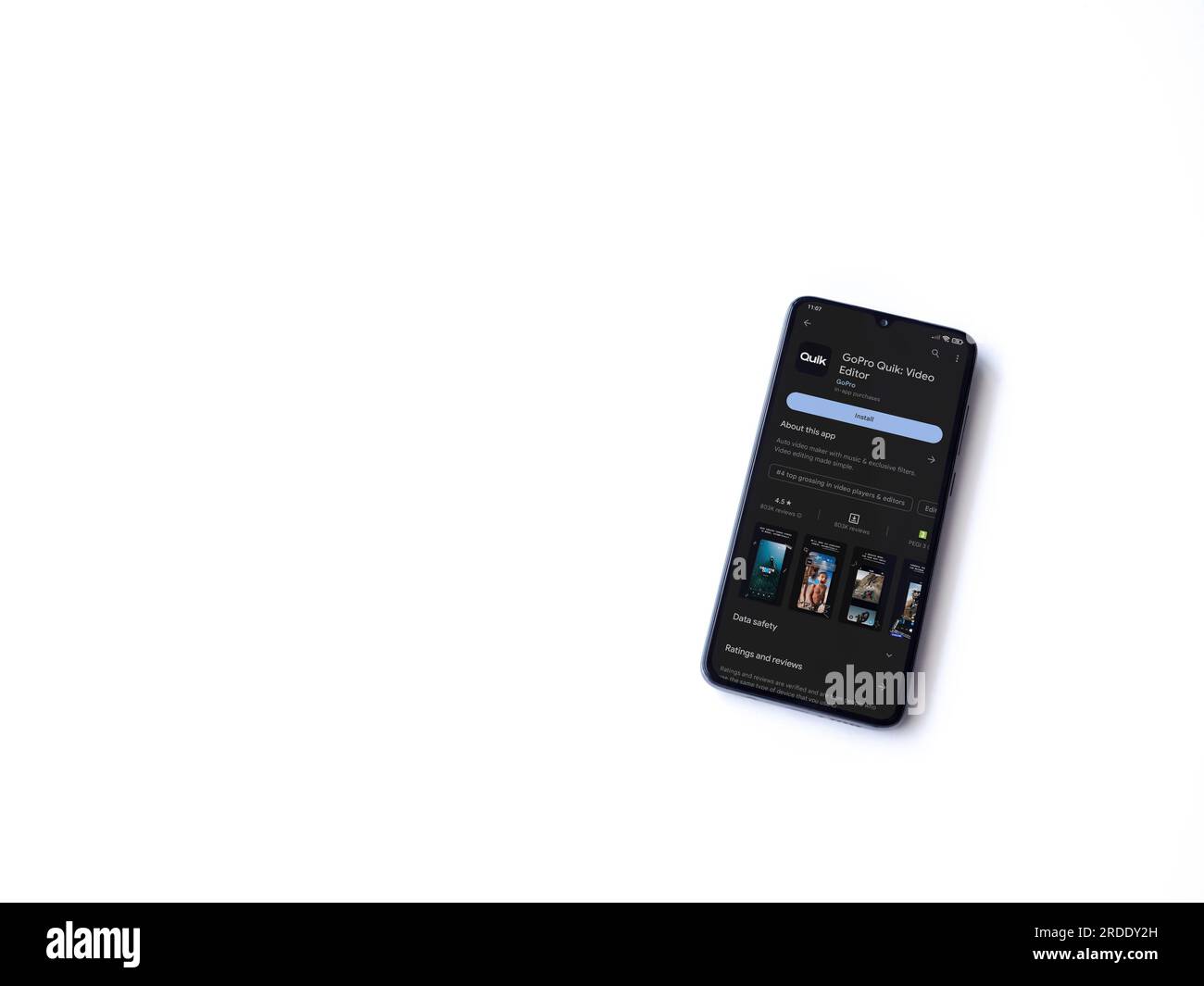 LOD, Israël - 16 juillet 2023 : GoPro Quik - Video Editor app play store page sur smartphone sur fond blanc. Vue de dessus à plat avec espace de copie. Banque D'Images