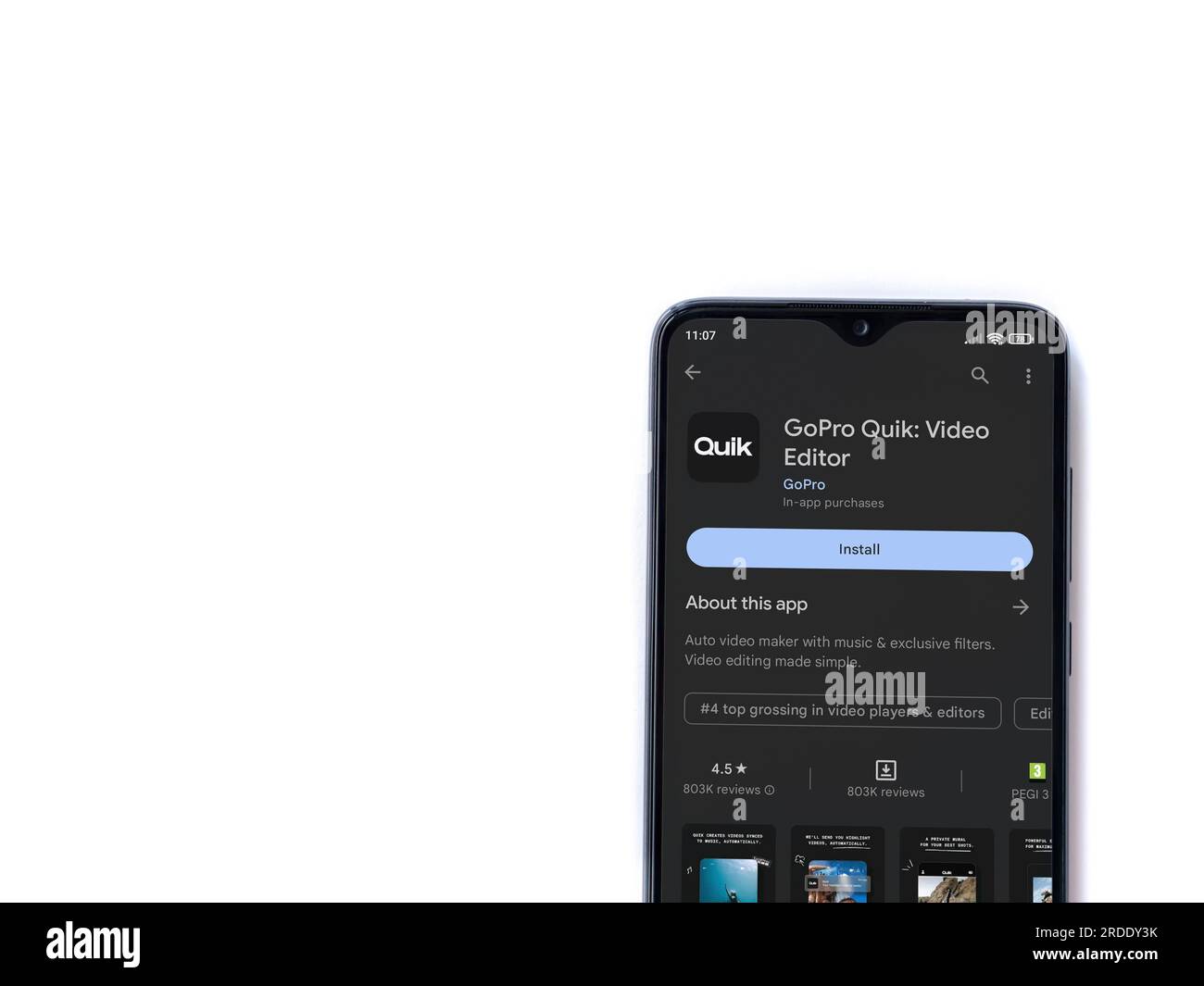 LOD, Israël - 16 juillet 2023 : GoPro Quik - Video Editor app play store page sur smartphone sur fond blanc.. Vue de dessus à plat avec espace de copie. Banque D'Images