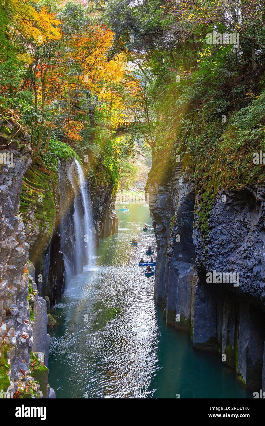 Miyazaki, Japon - novembre 24 2022 : la gorge de Takachiho est un étroit gouffre coupé à travers la roche par la rivière Gokase, de nombreuses activités pour les touristes comme le rowi Banque D'Images