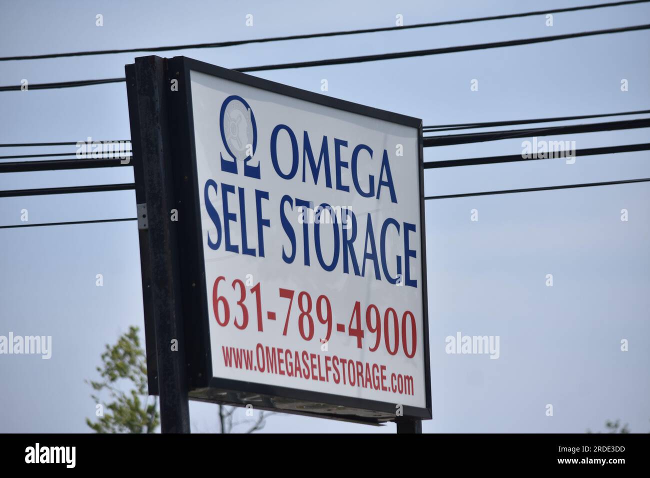 Les autorités fouillent l'unité de stockage d'Omega Self Storage à Amityville. Les enquêteurs du laboratoire du crime et de la police de l'État de New York jeudi, recueillent des preuves de l'unité de stockage du présumé tueur en série Rex Heuermann de long Island à Gilgo Beach. Les enquêteurs sur les lieux de crime font sortir des preuves de la maison et du centre de stockage New-yorkais de Rex Heuermann à long Island, New York, le 20 juillet 2023. Rex Heuermann a été arrêté comme suspect dans les meurtres en série de Gilgo Beach. La présence massive de la police sur la First Avenue et Michigan Avenue est restée pour le sixième jour, jeudi. Police apprehen Banque D'Images