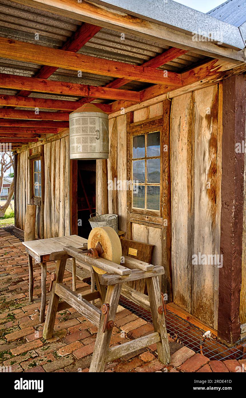 Ancienne ferme australienne reconstruite ; cabane ab avec quelques artefacts exposés à l'historique Calala Cottage Tamworth Banque D'Images