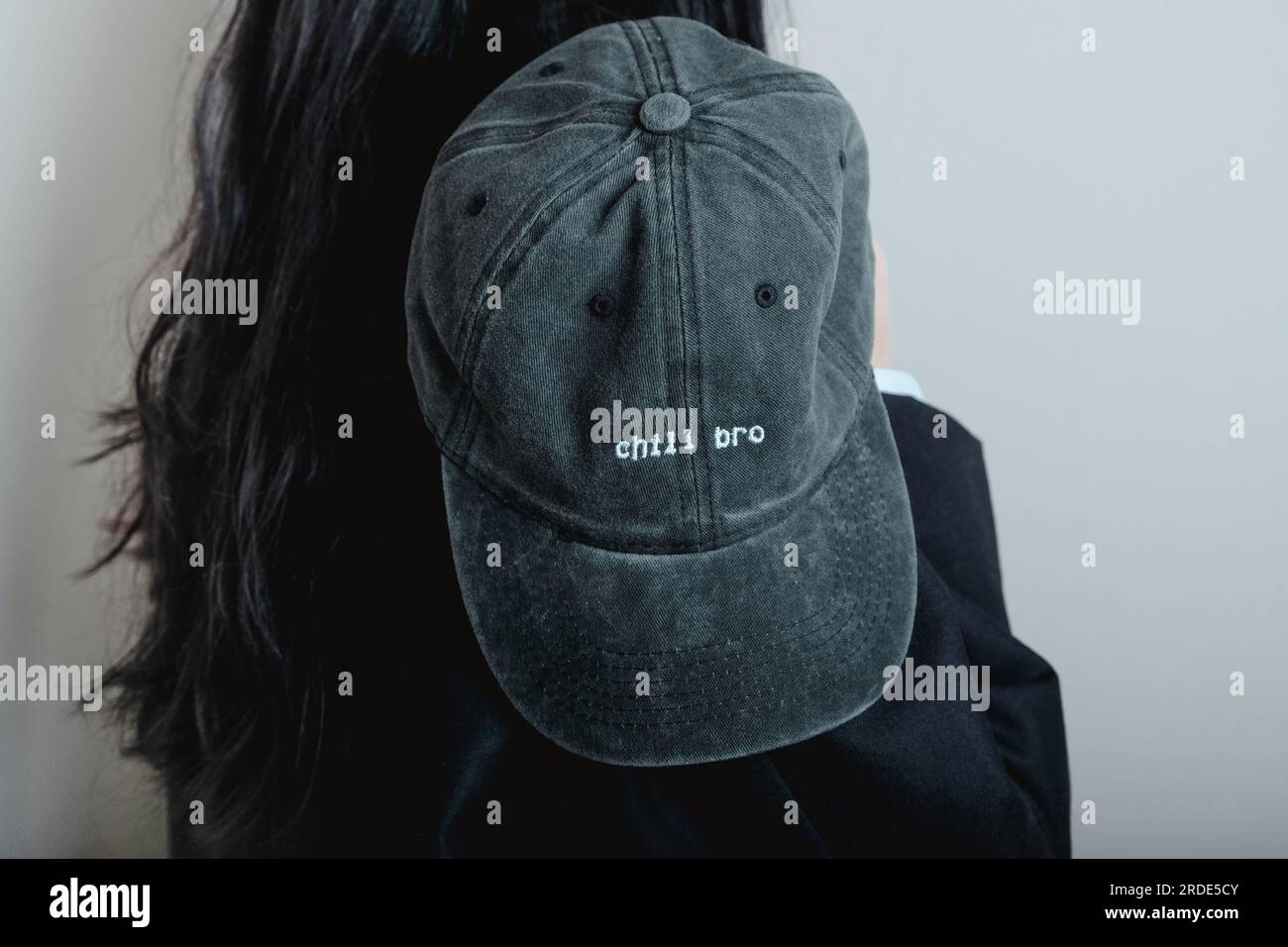 Femme portant un costume et une casquette. Femme en Cap posant en Studio Banque D'Images