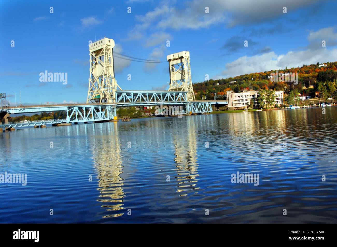 Les eaux calmes du lac Portage reflètent l'image du pont élévateur de Portage reliant Houghton et Hancock, au Michigan. Couleurs de couverture d'automne Quincy Hill i Banque D'Images