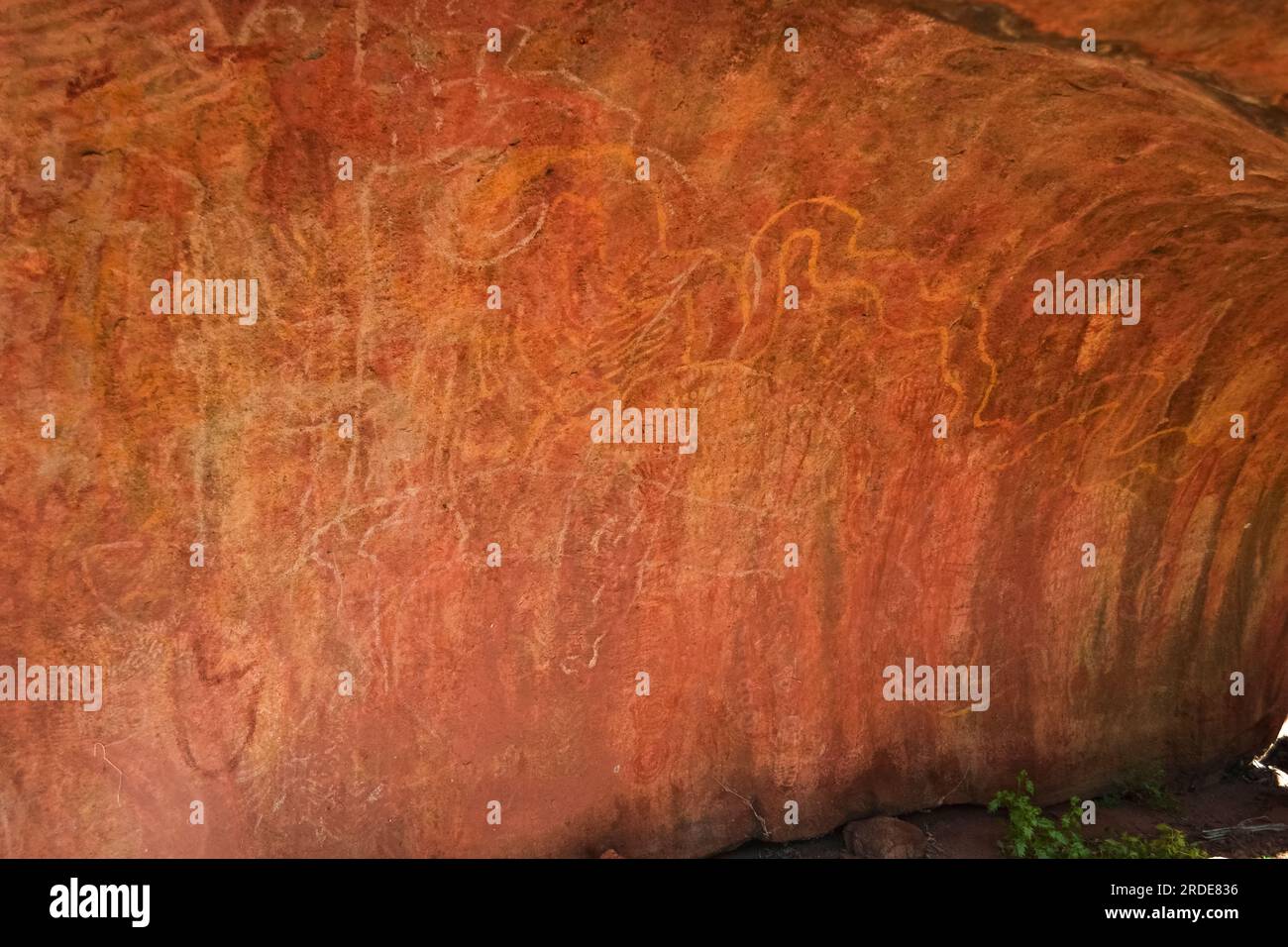 Art rupestre aborigène au parc national d'Uluru Kata Tjuta dans le désert d'Australie centrale Banque D'Images