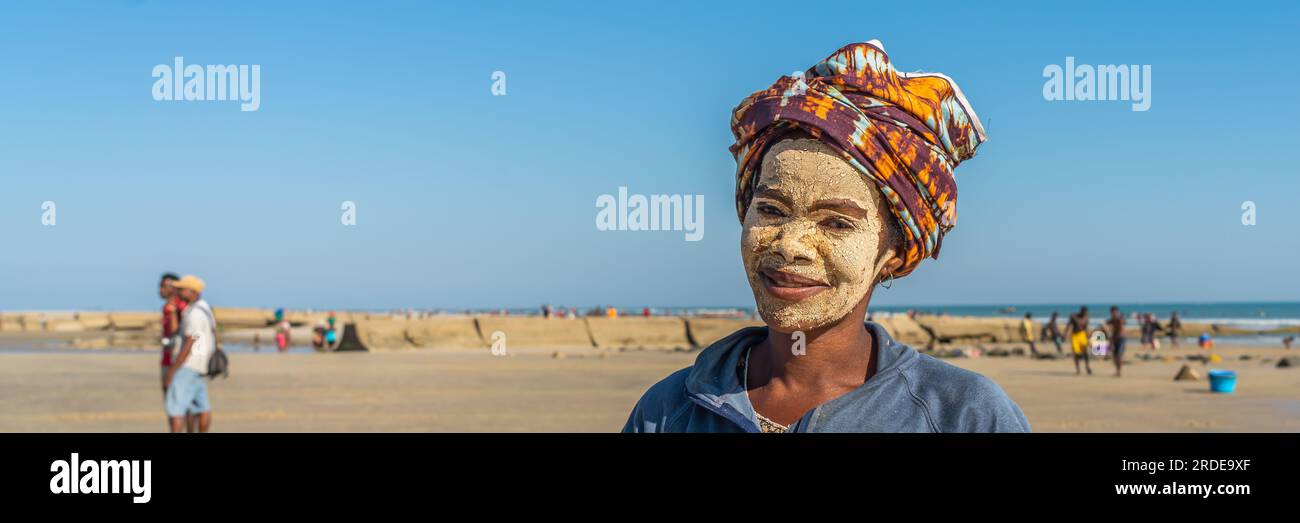 Morondava, Madagascar - 31 mai 2023 : une femme malgache peinte au masque, est connue sous le nom de Masonjaony sur la côte de Morondava Banque D'Images