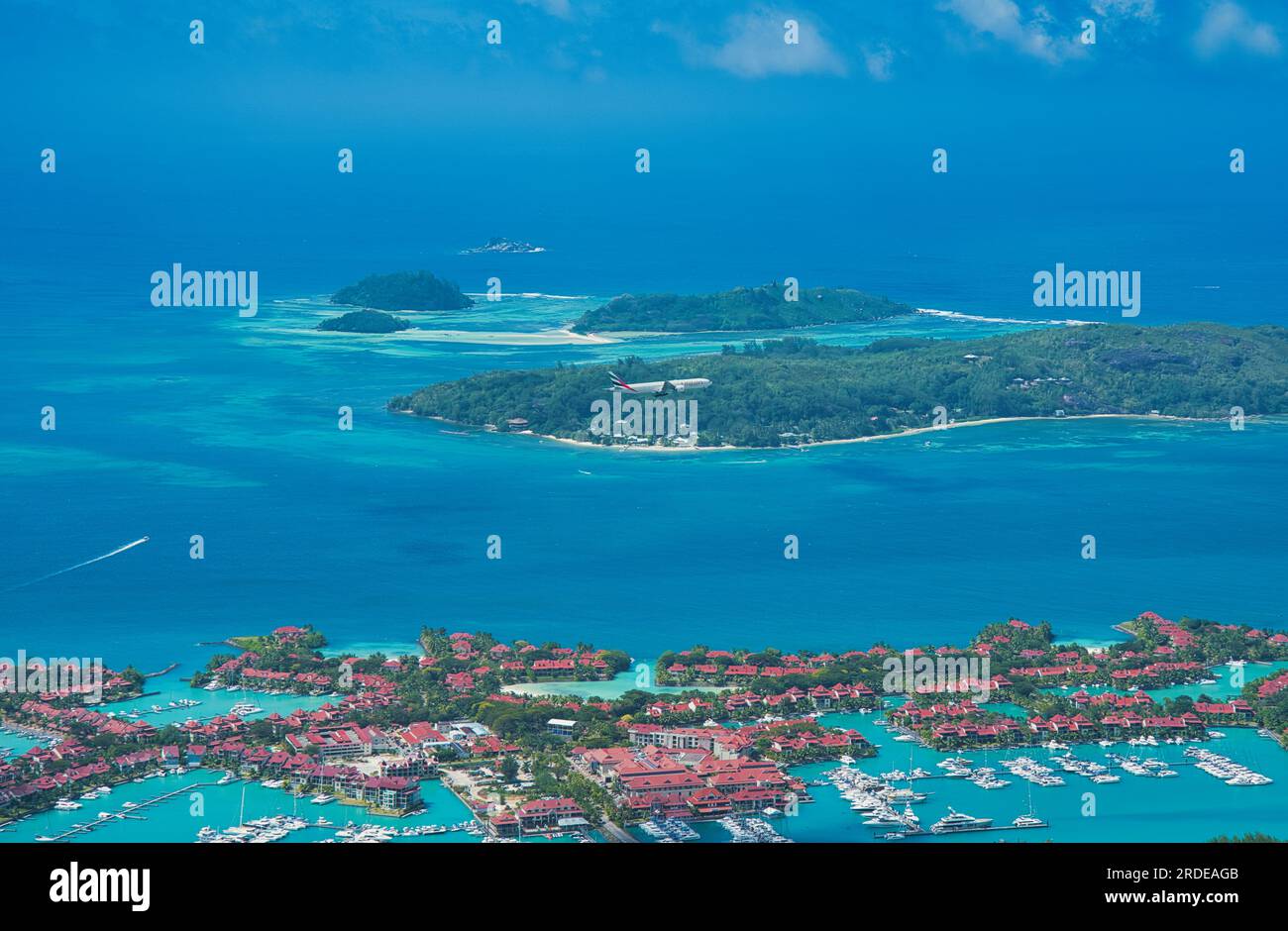 Mahé Seychelles 20.07.2023 vol Emirates atterrissant de Dubaï, en passant au-dessus du parc marin de St Anne en début d'après-midi, journée ensoleillée Mahé Seychelles Banque D'Images