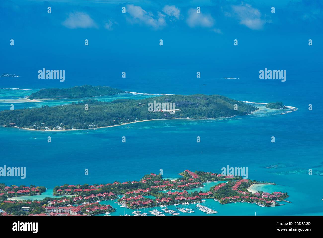 Mahé Seychelles 20.07.2023 vol Emirates atterrissant de Dubaï, en passant au-dessus du parc marin de St Anne en début d'après-midi, journée ensoleillée Mahé Seychelles Banque D'Images