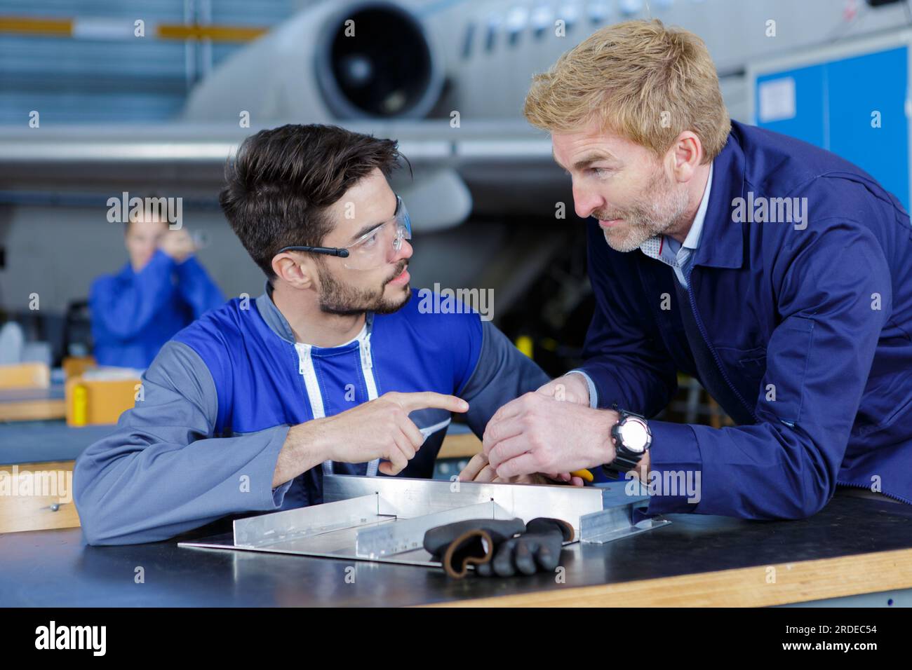 apprenti ingénieur aéronautique parlant au superviseur Banque D'Images