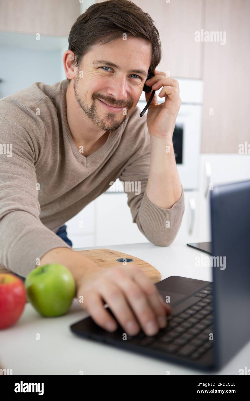 spécialiste informatique masculin travaillant à domicile Banque D'Images