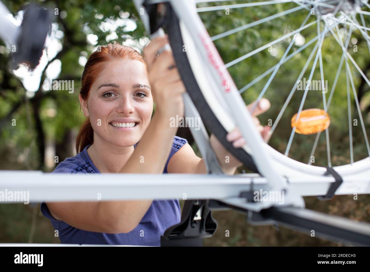 Femelle adulte prenant cycliste vtt du rack sur location Banque D'Images