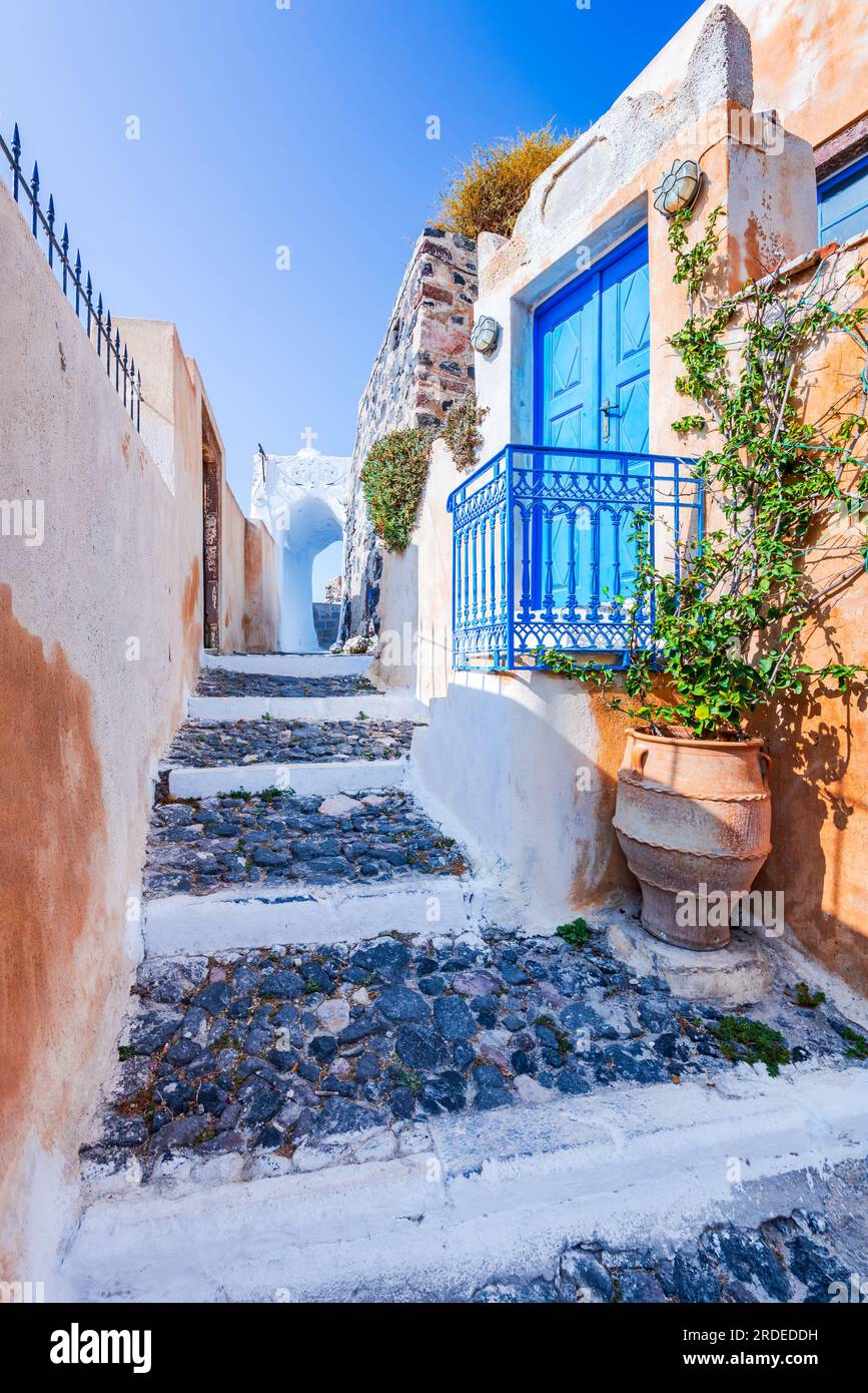 Pyrgos, Santorin, Grèce. Célèbre attraction de village blanc avec des rues pavées, îles grecques, mer Égée. Banque D'Images