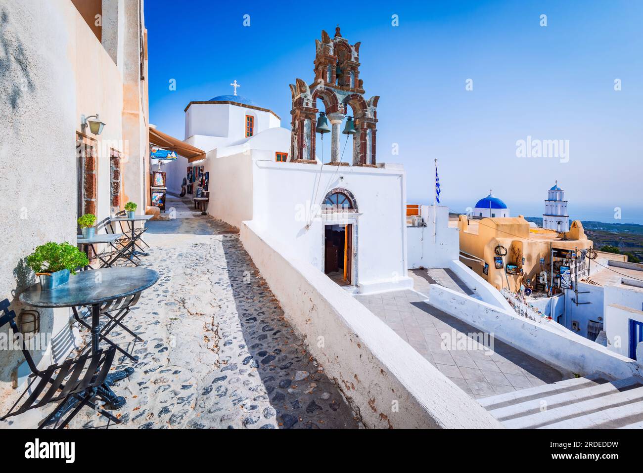 Pyrgos, Santorin, Grèce. Célèbre attraction de village blanc avec des rues pavées, îles grecques, mer Égée. Banque D'Images