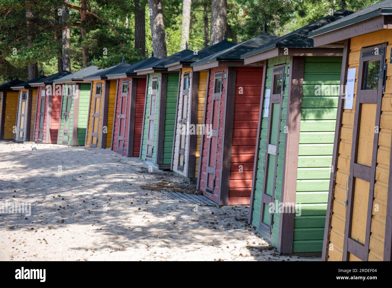 Ligne colorée de vestiaires de plage ou de cabanes de plage sur l'île de Pihlajasaari, Helsinki, Finlande Banque D'Images