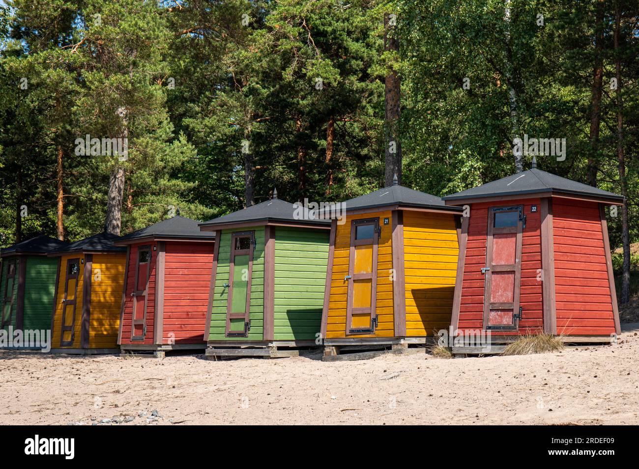 Vestiaires de plage colorés ou cabines sur la plage de sable de l'île de Pihlajasaari. Helsinki, Finlande. Banque D'Images