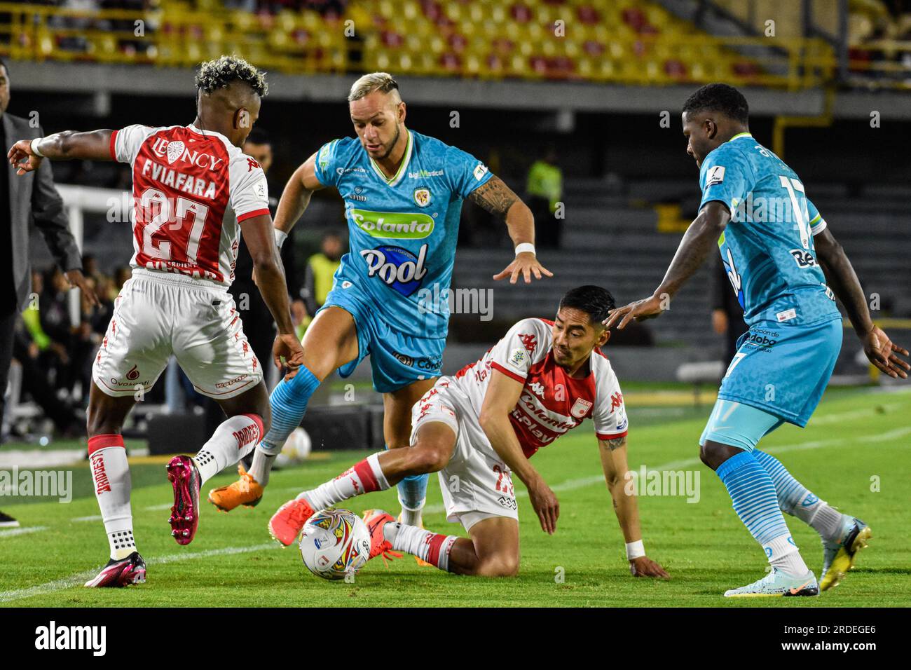 Bogota, Colombie. 19 juillet 2023. Fabian Viafara et Fabian Sambueza de l'Independiente Santa Fe défendent une position de balle de Johnier Viveros et Mauricio Castano des Jaguares lors du match V Jaguares (0) de Santa Fe (1) pour la première date de la BetPlay Dimayor second semestre League à Bogota, Colombie le 19 juillet 2023. Photo : Cristian Bayona/long Visual Press crédit : long Visual Press/Alamy Live News Banque D'Images