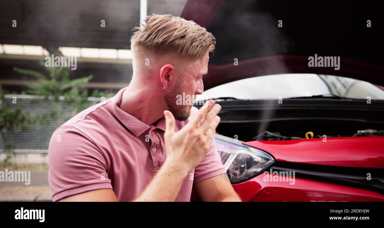 Douleur au cou douleur et stress près de fumer voiture après accident Banque D'Images
