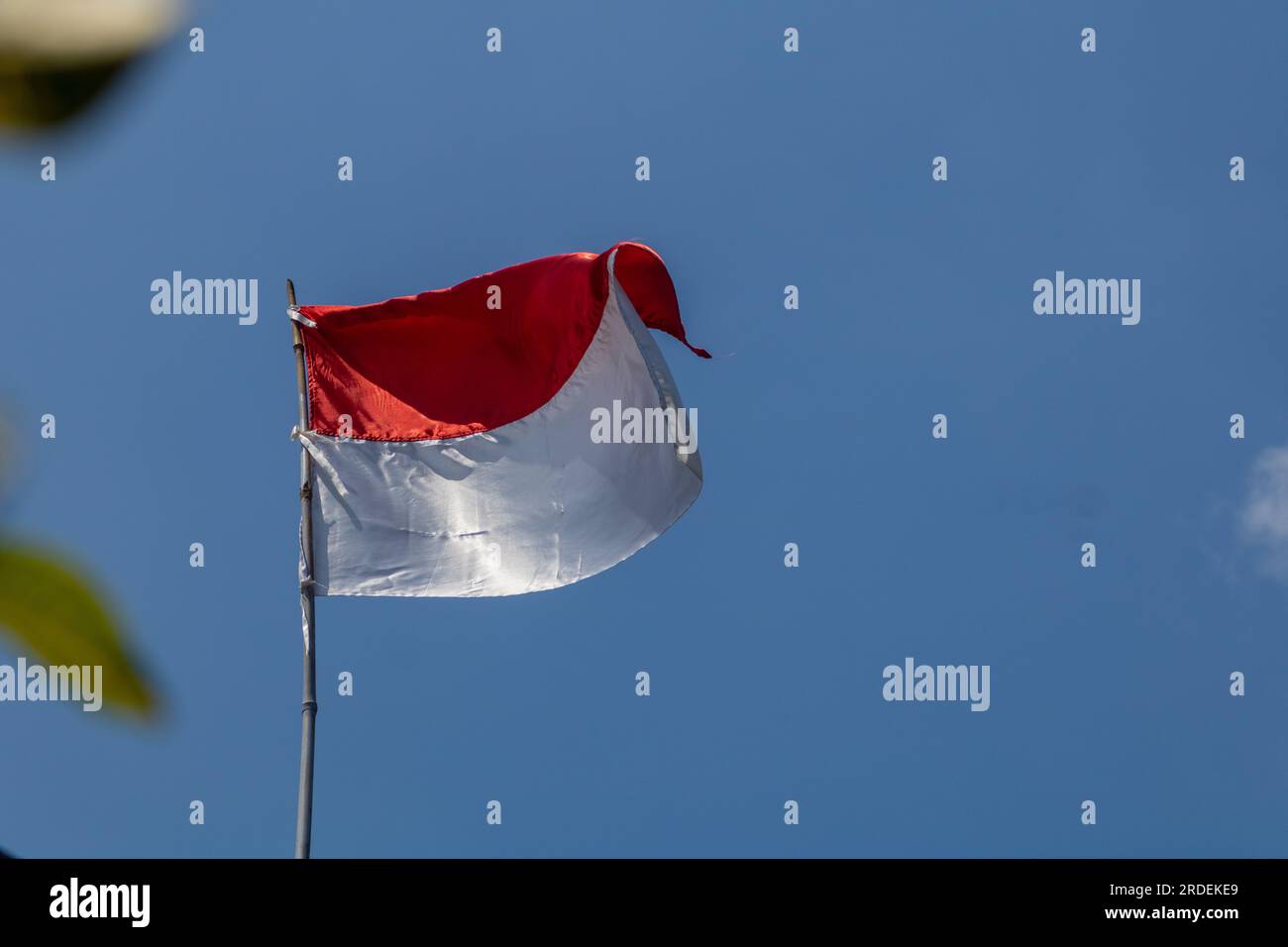 Indonésie drapeaux sous ciel bleu concept le jour de l'indépendance Banque D'Images