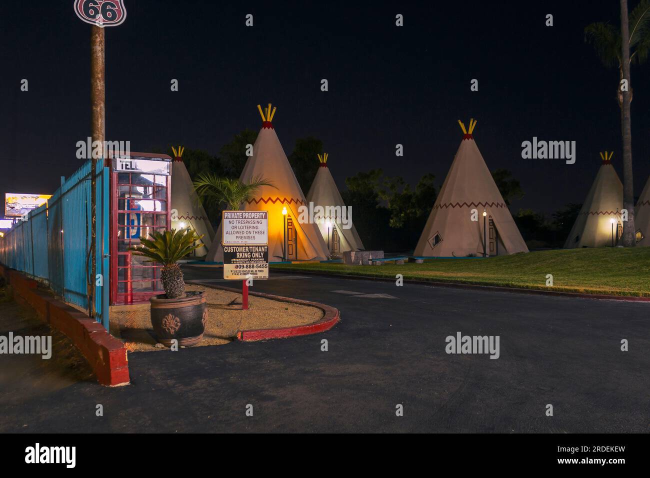 Wigwam Motel Nighttime spectacle - un héritage emblématique de la route 66 à San Bernardino, Californie Banque D'Images