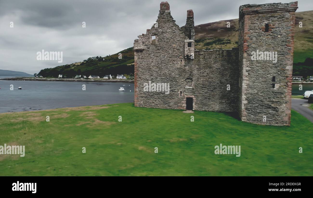 Hyperlapse ruines du château écossais photographié dans la baie du Loch Ranza. Monument historique et patrimoine de la culture britannique. Paysage étonnant sur l'île d'Arran, Écosse, Royaume-Uni. Visionnage des séquences en 2k (QHD) Banque D'Images