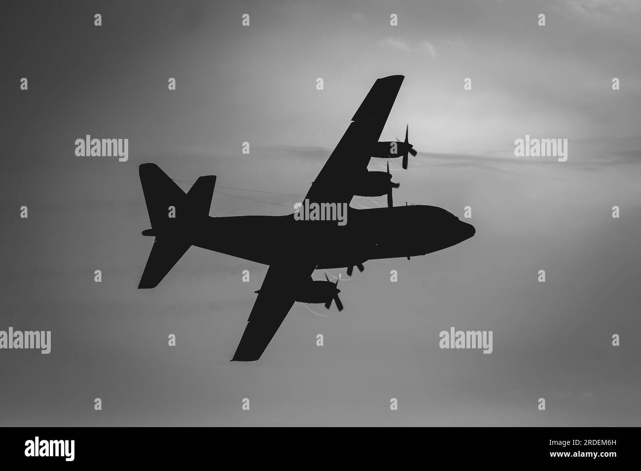 C-130 Hercules Grand avion militaire dans le ciel Banque D'Images