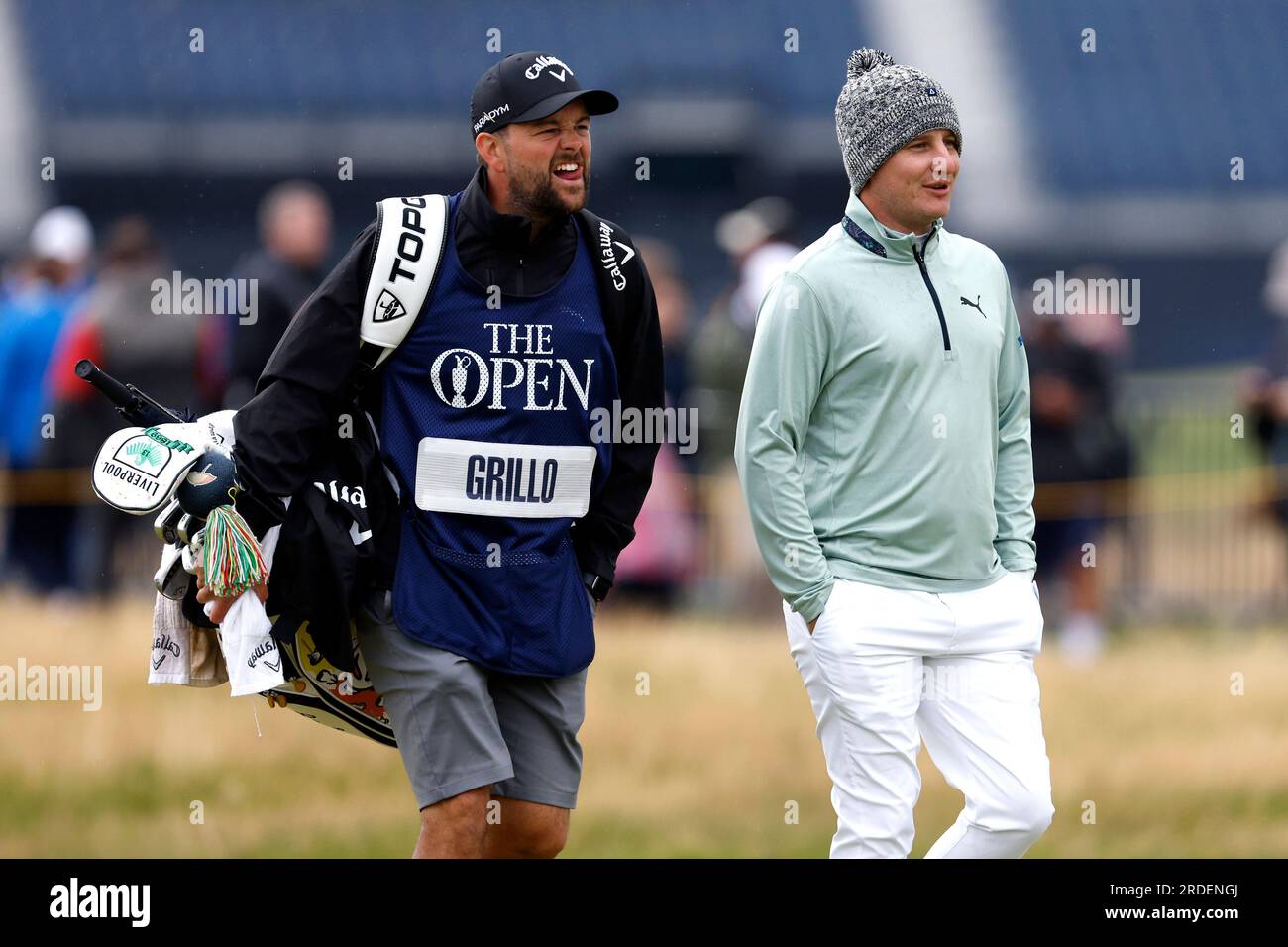 L'Argentin Emiliano Grillo (à droite) et le caddie James Baker marchent vers le 1e green pendant la deuxième journée de l'Open au Royal Liverpool, Wirral. Date de la photo : Vendredi 21 juillet 2023. Banque D'Images