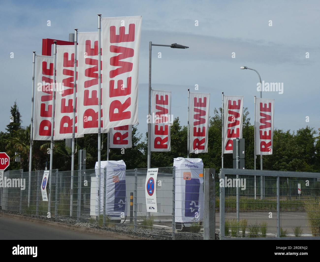 Weilerswist, Allemagne. 18 juillet 2023. Ici, de nouvelles colonnes de recharge pour voitures électriques sont créées sur un parking client REWE, Prise de charge borne de charge borne de charge rapide colonne de charge point de charge pour voiture électrique mobilité électrique charge e-car charge charge câble de charge prise de véhicule puissance puissance puissance voiture colonne d'alimentation station de charge électricité technologie de mobilité électrique charge réseau électrique crédit : Horst Galuschka/dpa/Alamy Live News Banque D'Images