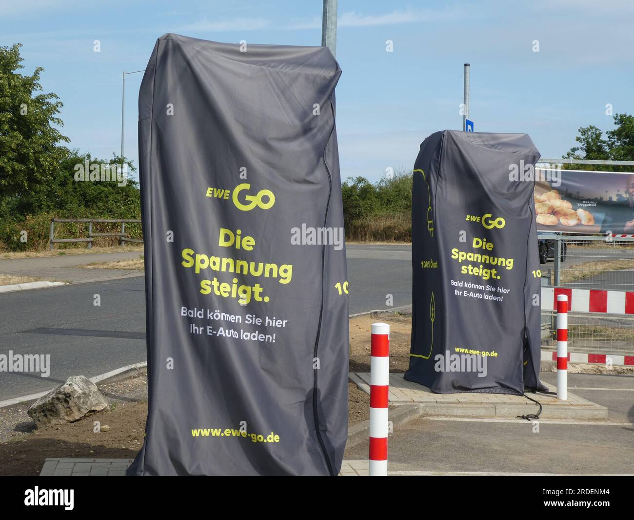 Weilerswist, Allemagne. 18 juillet 2023. Ici, de nouvelles colonnes de recharge pour voitures électriques sont créées sur un parking, Prise de charge borne de charge borne de charge rapide colonne de charge point de charge pour voiture électrique électromobilité e-car recharge recharge câble de charge prise de véhicule électricité électricité voiture électricité colonne d'électricité poste de charge électricité mobilité électrique recharge charge réseau électrique crédit : Horst Galuschka/dpa/Alamy Live News Banque D'Images