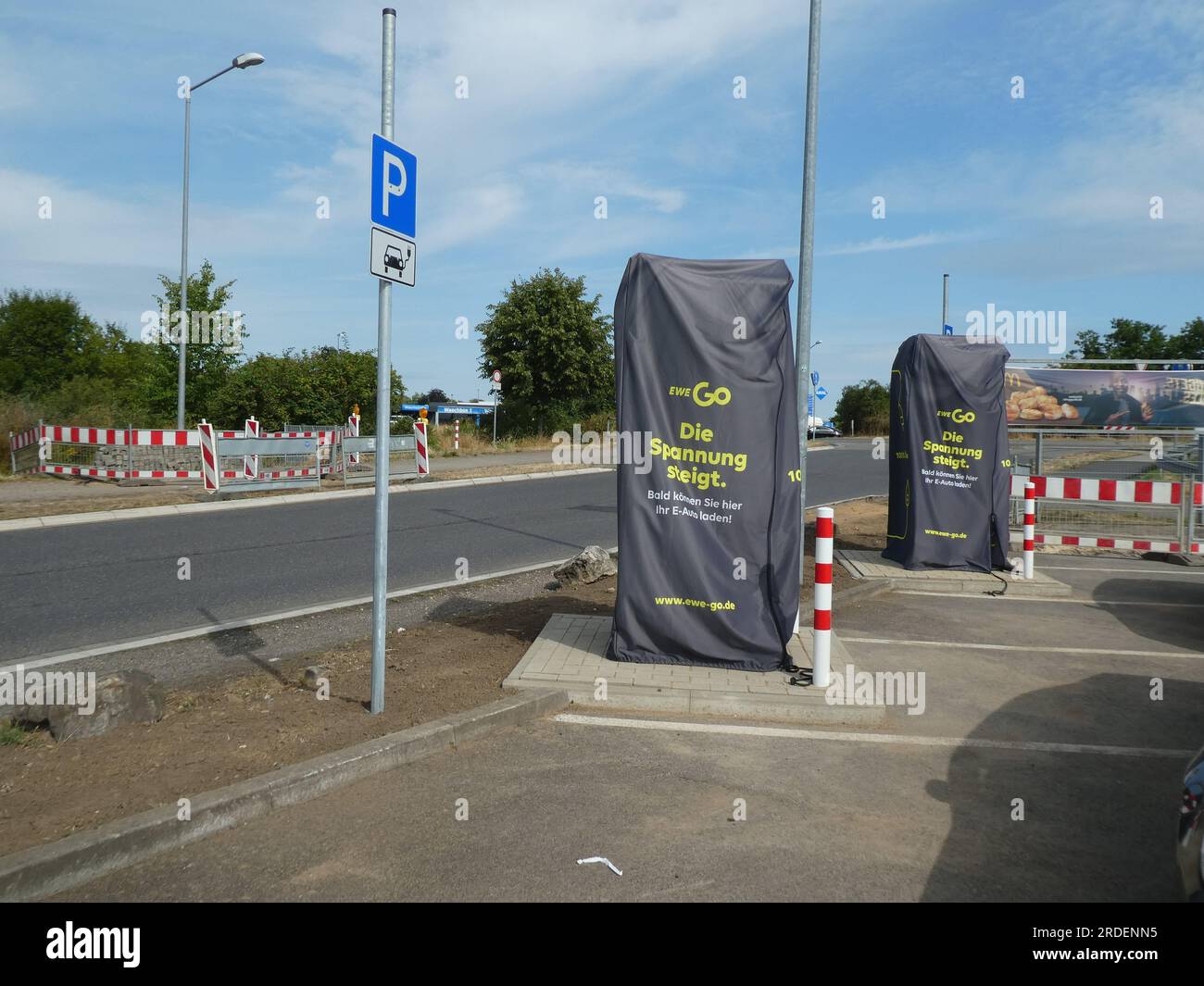 Weilerswist, Allemagne. 18 juillet 2023. Ici, de nouvelles colonnes de recharge pour voitures électriques sont créées sur un parking, Prise de charge borne de charge borne de charge rapide colonne de charge point de charge pour voiture électrique électromobilité e-car recharge recharge câble de charge prise de véhicule électricité électricité voiture électricité colonne d'électricité poste de charge électricité mobilité électrique recharge charge réseau électrique crédit : Horst Galuschka/dpa/Alamy Live News Banque D'Images