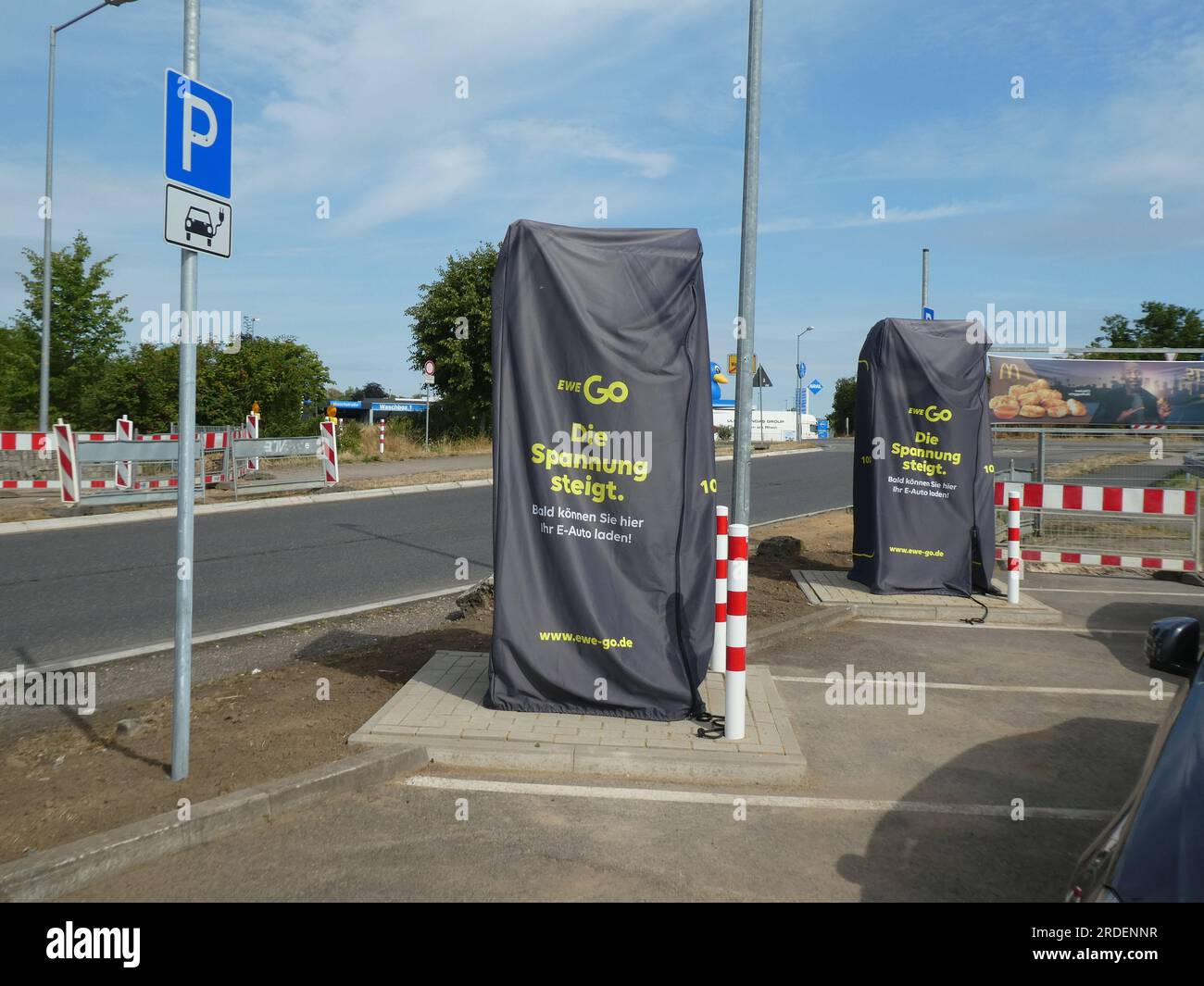 Weilerswist, Allemagne. 18 juillet 2023. Ici, de nouvelles colonnes de recharge pour voitures électriques sont créées sur un parking, Prise de charge borne de charge borne de charge rapide colonne de charge point de charge pour voiture électrique électromobilité e-car recharge recharge câble de charge prise de véhicule électricité électricité voiture électricité colonne d'électricité poste de charge électricité mobilité électrique recharge charge réseau électrique crédit : Horst Galuschka/dpa/Alamy Live News Banque D'Images