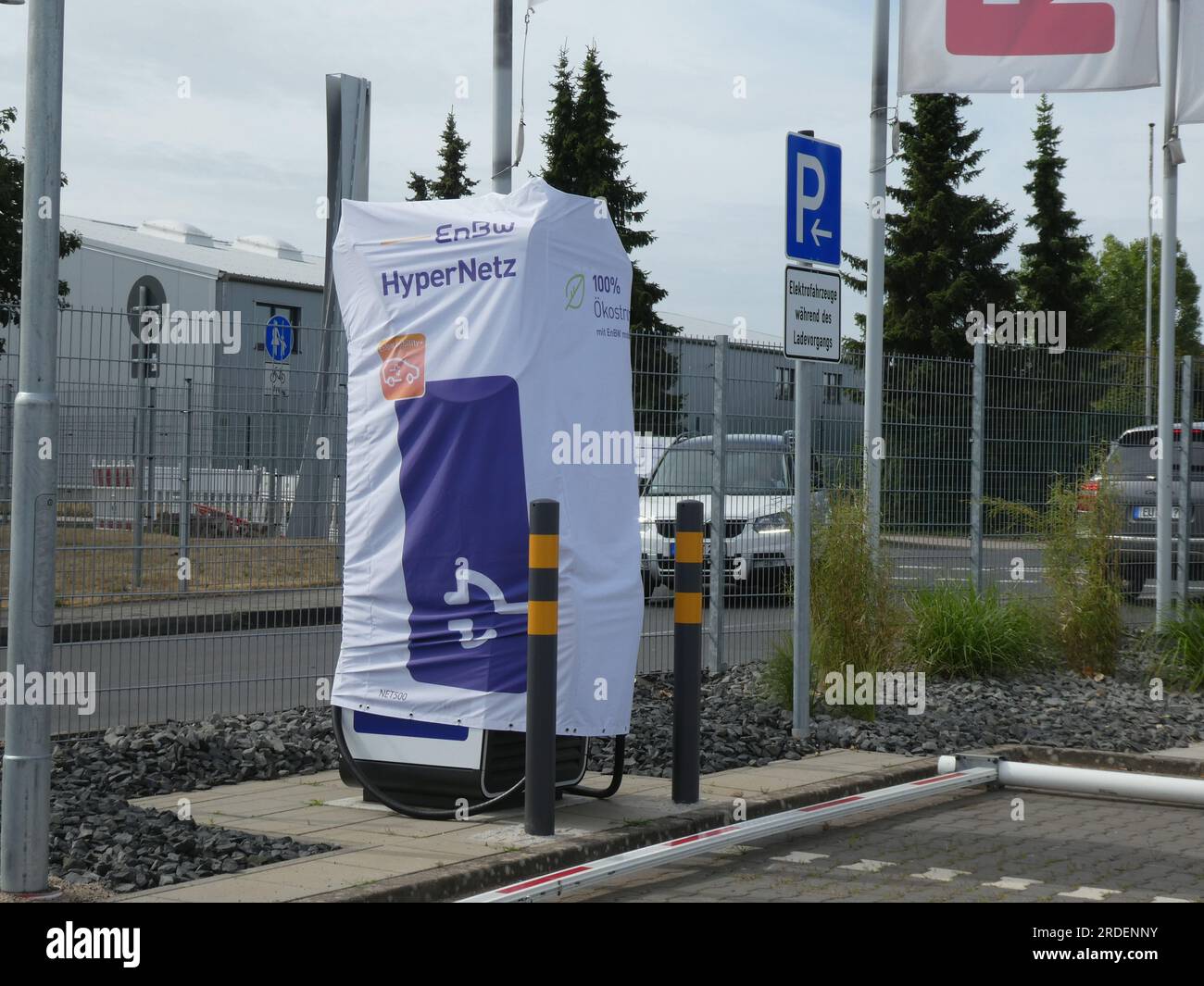 Weilerswist, Allemagne. 18 juillet 2023. Ici, de nouvelles colonnes de recharge pour voitures électriques sont créées sur un parking, Prise de charge borne de charge borne de charge rapide colonne de charge point de charge pour voiture électrique électromobilité e-car recharge recharge câble de charge prise de véhicule électricité électricité voiture électricité colonne d'électricité poste de charge électricité mobilité électrique recharge charge réseau électrique crédit : Horst Galuschka/dpa/Alamy Live News Banque D'Images