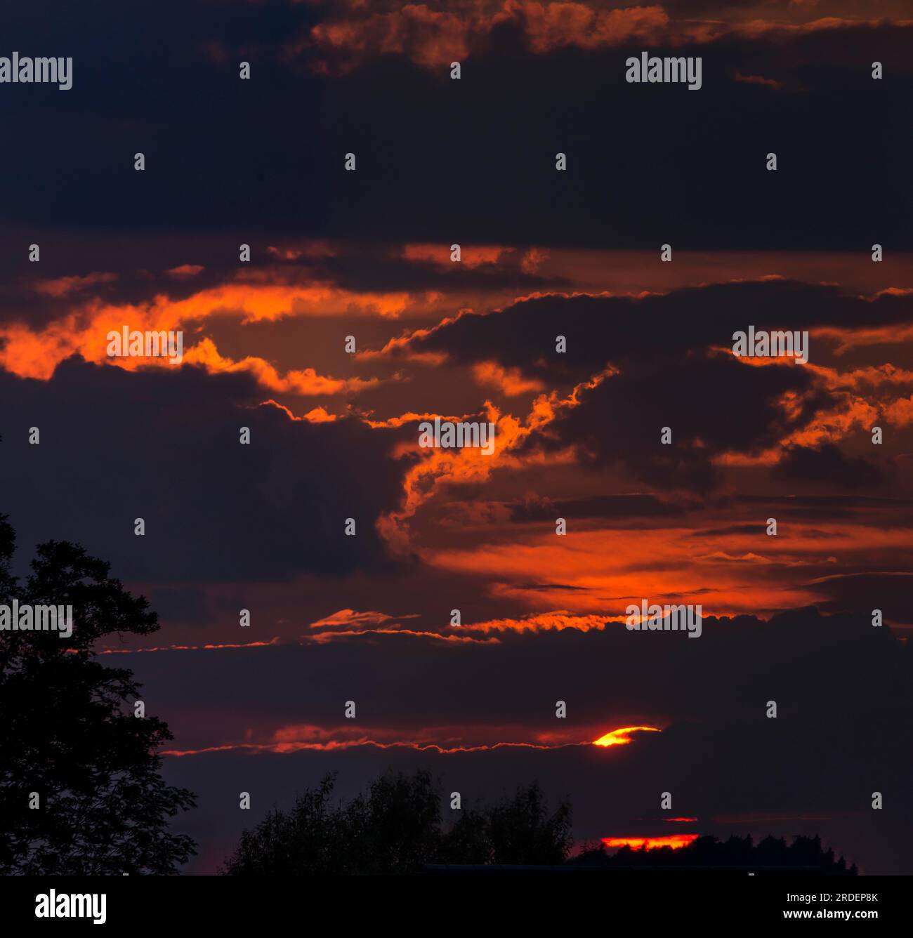 Ciel du soir avec soleil couchant, Bavière, Allemagne Banque D'Images