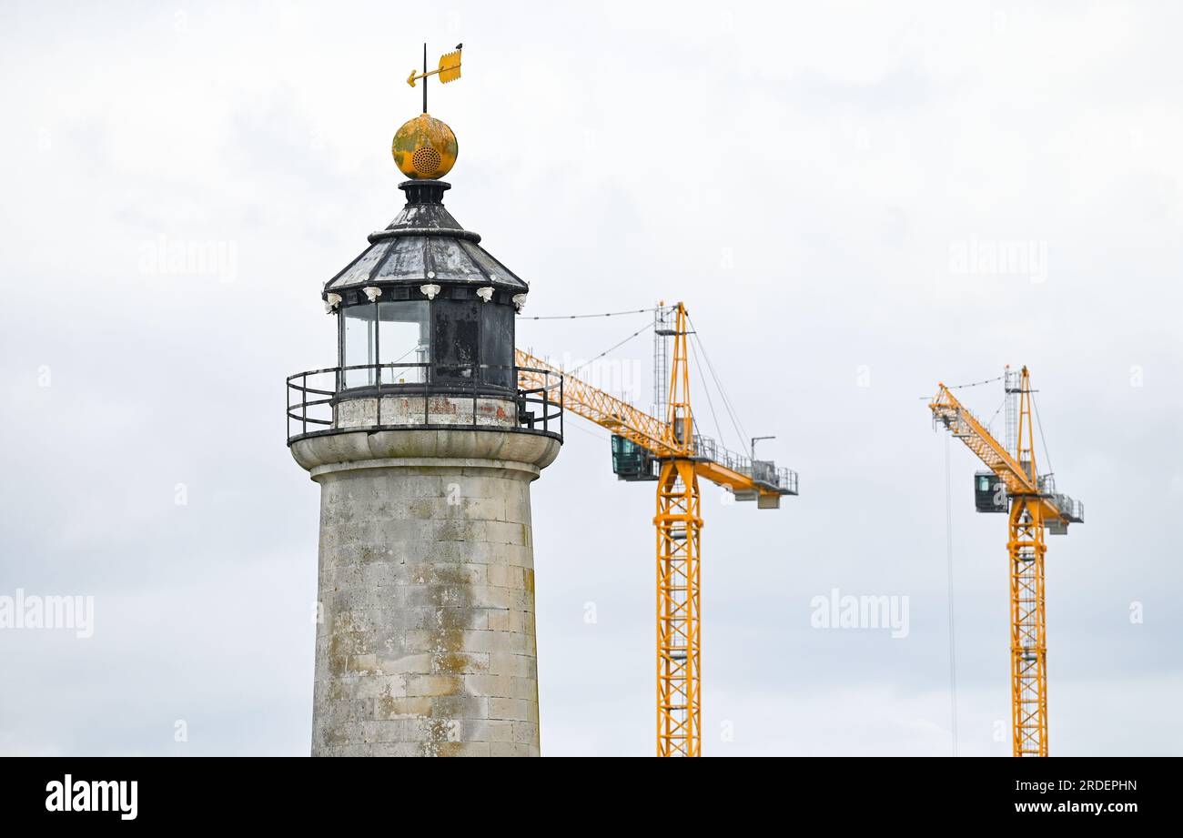 Shoreham Lighthouse avec des grues d'un chantier de construction à proximité dominant derrière , Sussex , Angleterre , Royaume-Uni Banque D'Images