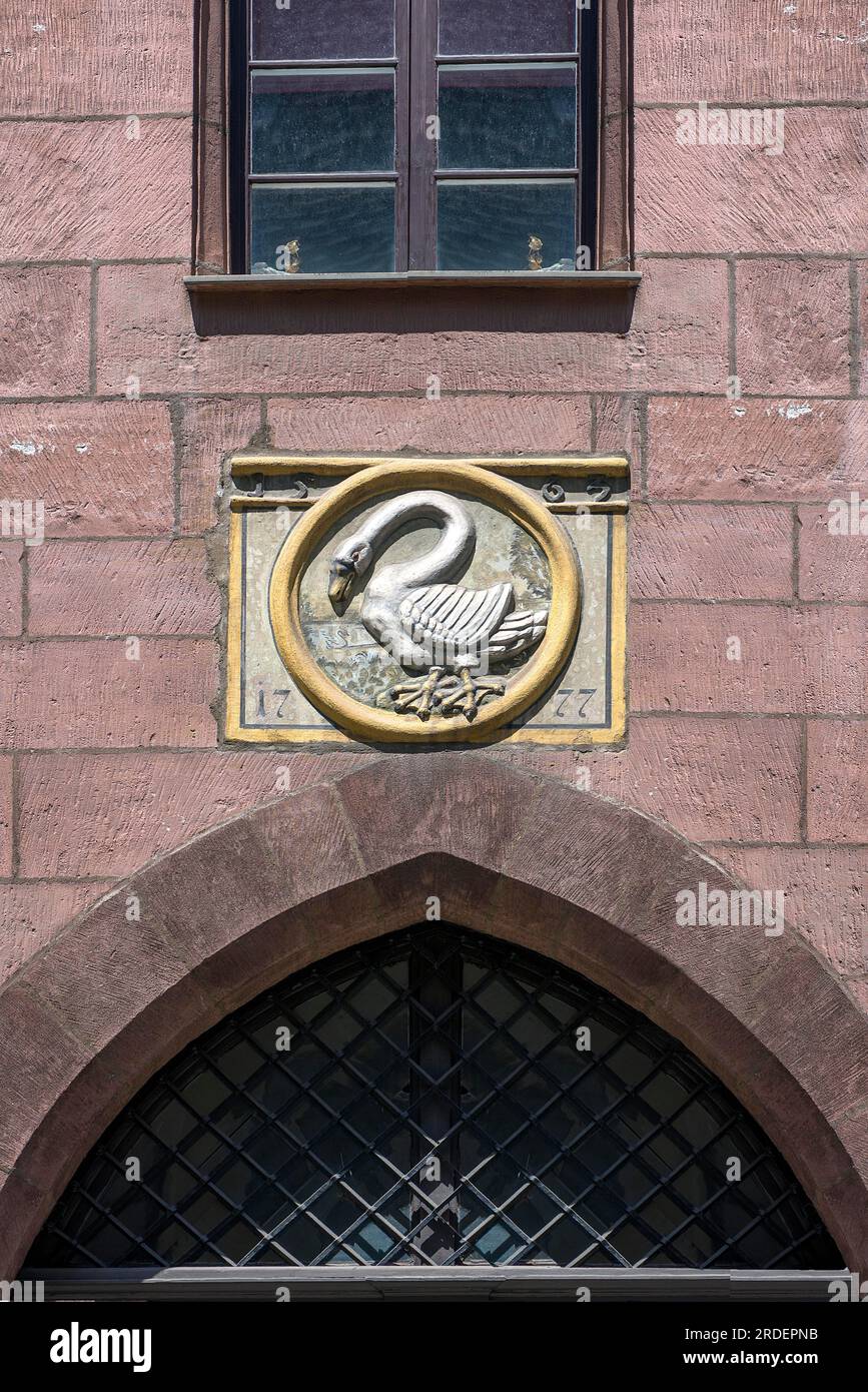 Signe de maison Swan de 1777, une maison antérieure numérotée 1536, Fuell 12, Nuremberg, moyenne Franconie, Bavière, Allemagne Banque D'Images