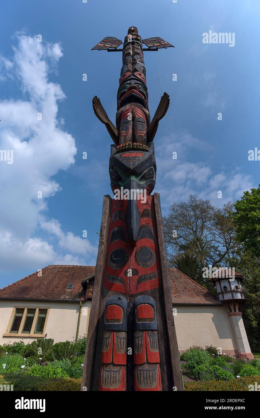 Totem canadien dans le parc municipal de Lahr, Baden-Wuerttemberg, Allemagne Banque D'Images