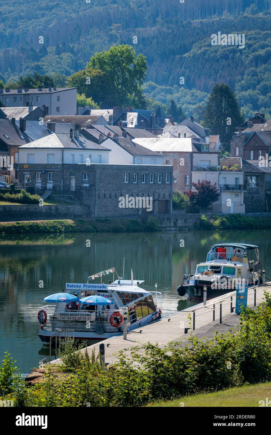 Bateaux amarrés sur la Meuse Montherme Charleville-Mézières Ardennes Grand est France Banque D'Images