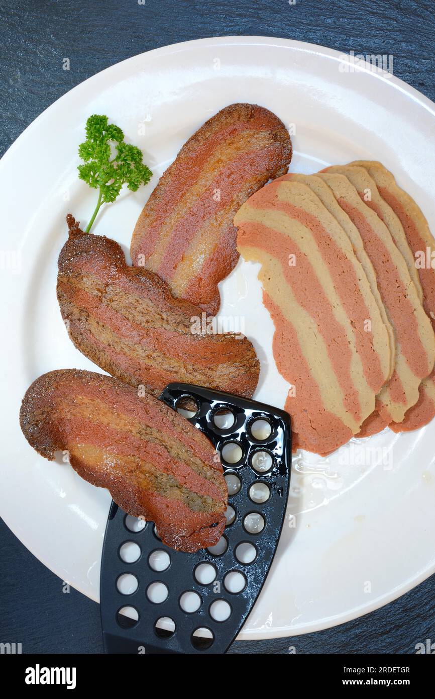 Bacon artificiel comme imitation de viande, imitation de bacon sur assiette, substitut de viande Banque D'Images