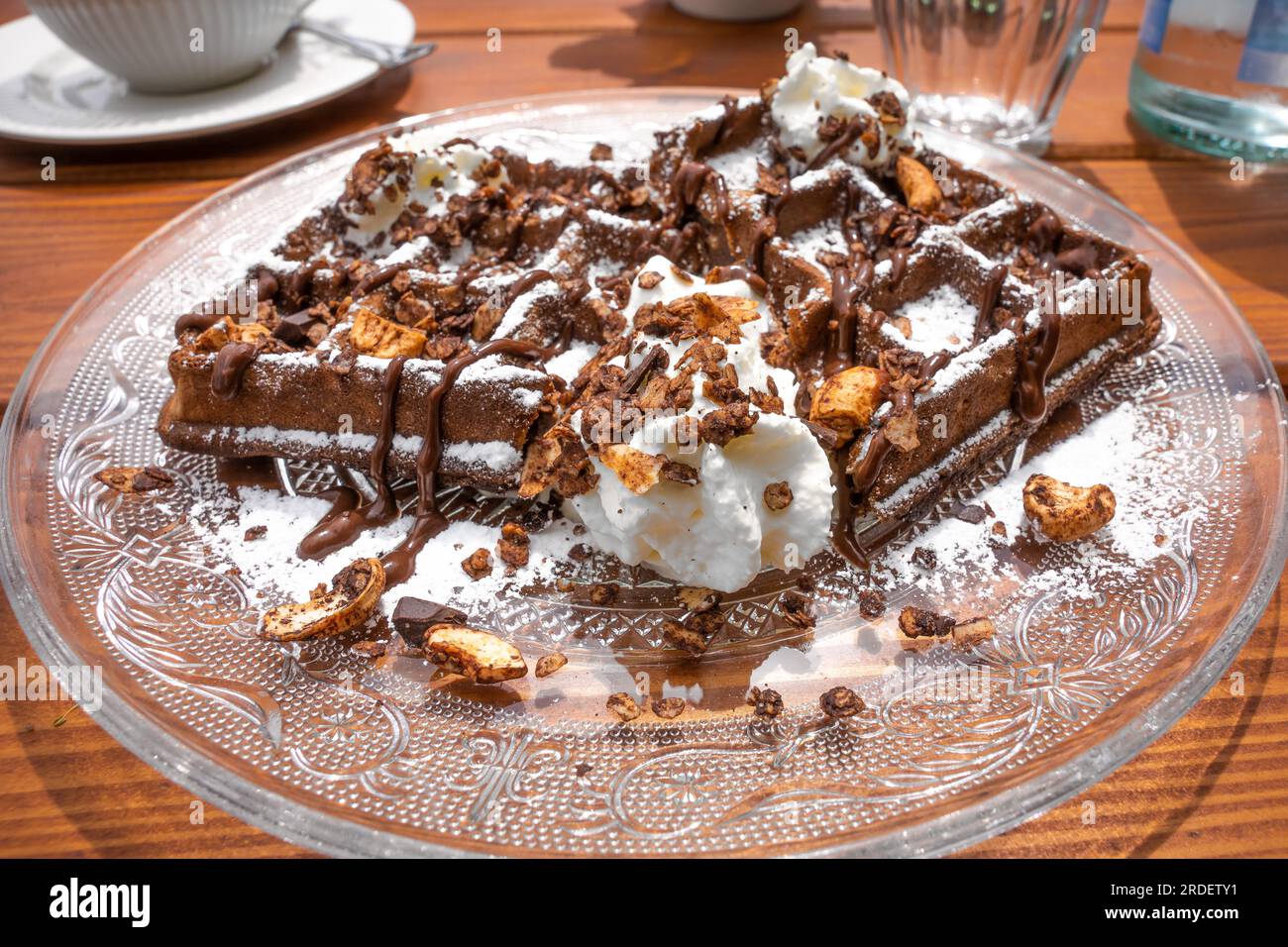 Délicieuses gaufres au chocolat, Cafehaeusle, Calw, Forêt Noire, Allemagne Banque D'Images